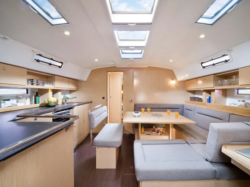 Figaro, Interior image