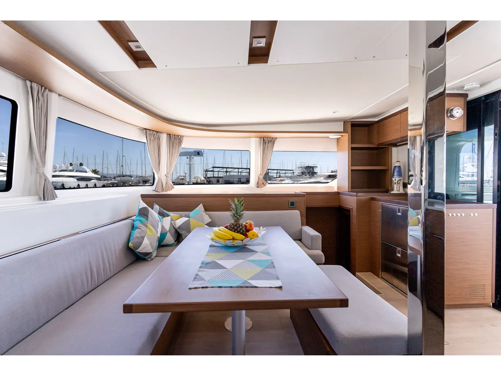 VELVET BREEZE, Interior image