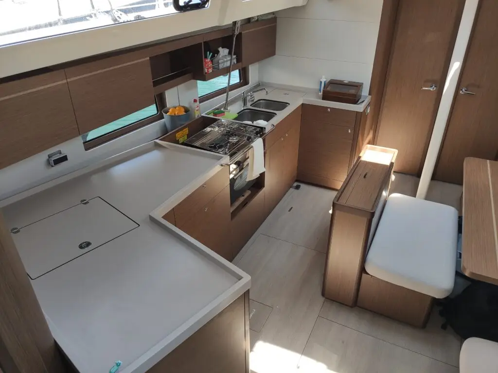 Raluca, Interior image