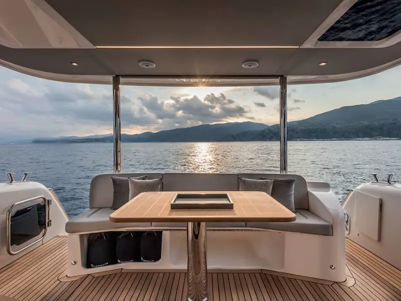 MY WAY, Cockpit Dining Area
