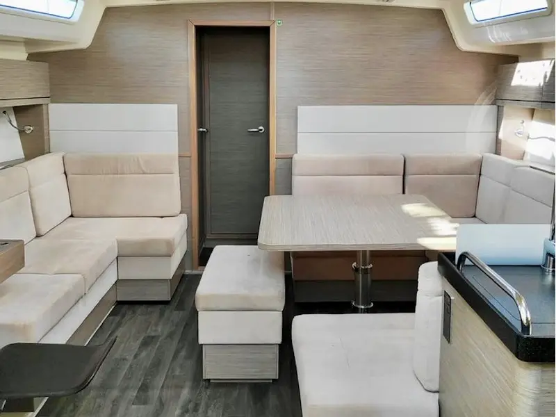 Xristina, Interior image