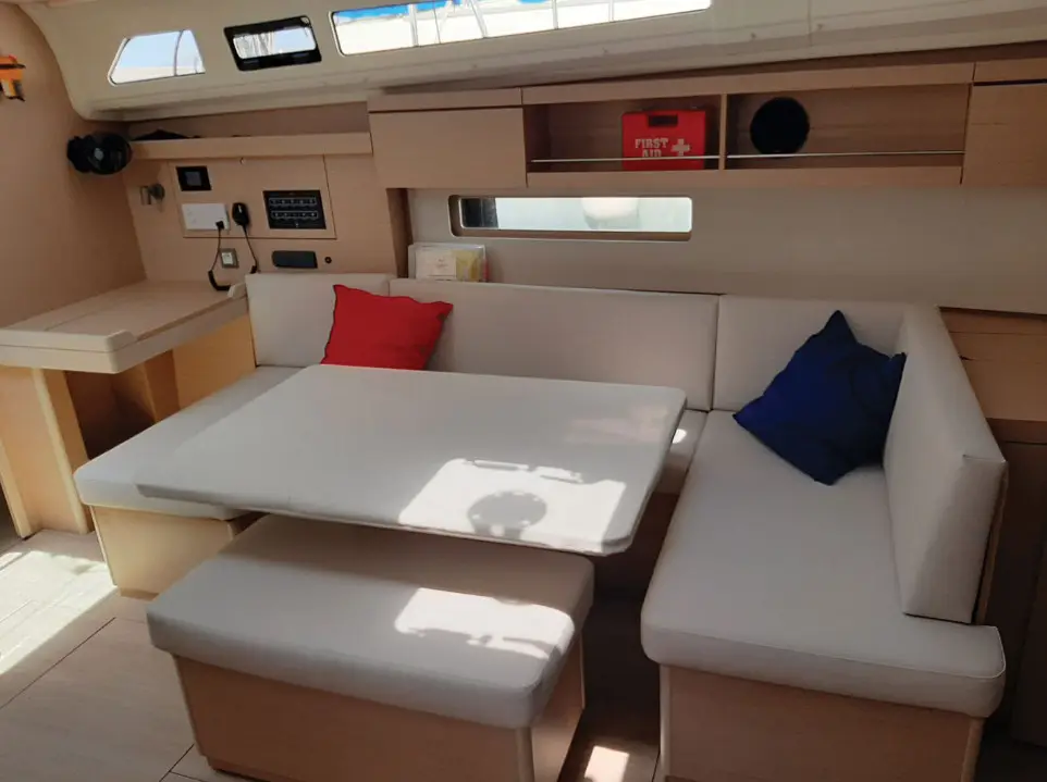 Fots, Interior image