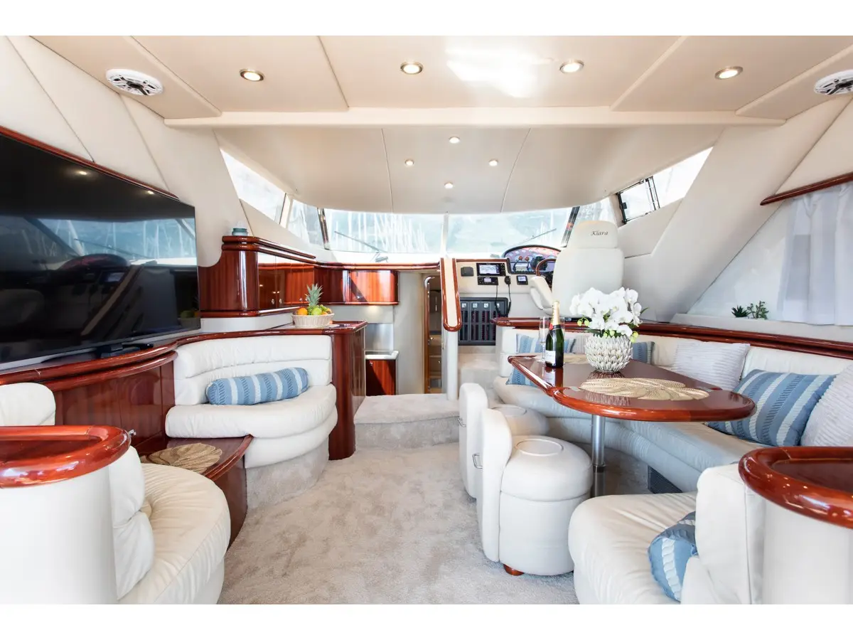 Klara, Interior image