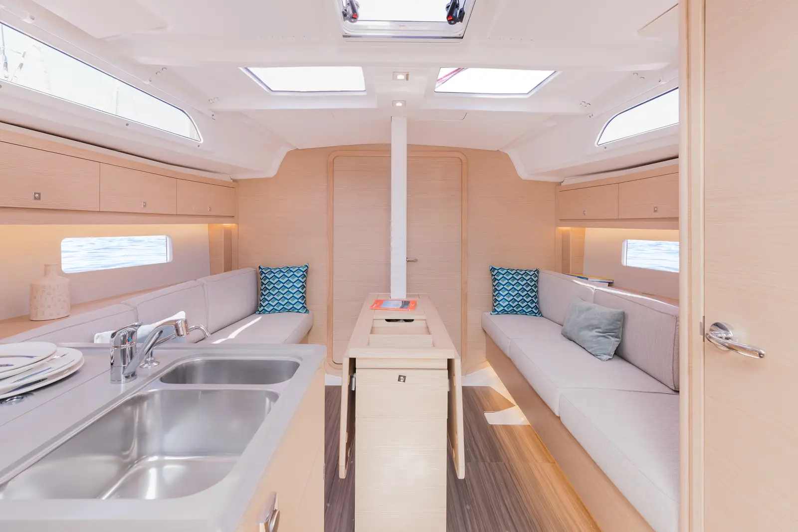 Sunsail 37.3 Premium Plus, photograph 10