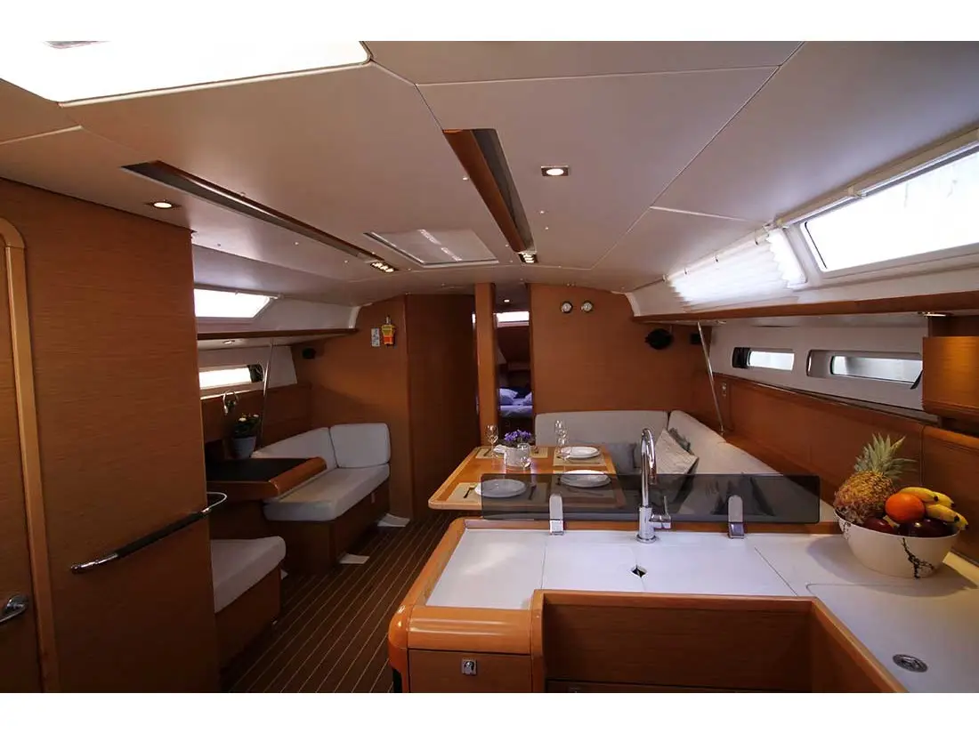 Lucky 7 - Refit 2021, Interior image