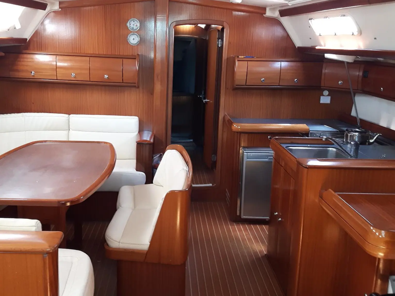 Narcissus, Interior image