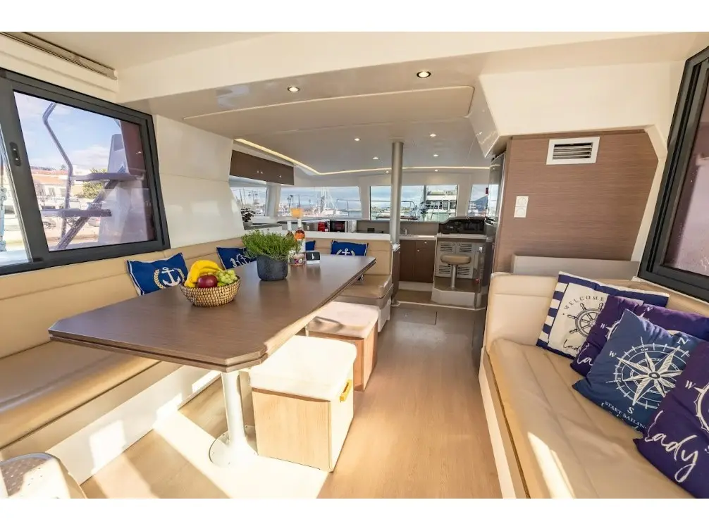 Lady Dasi, Interior image