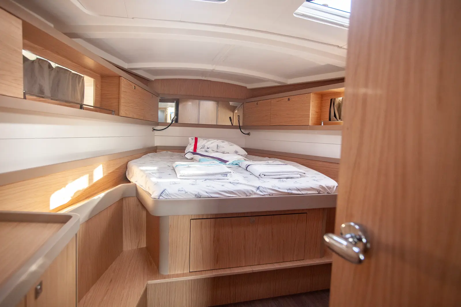 Hande, Front Cabin
