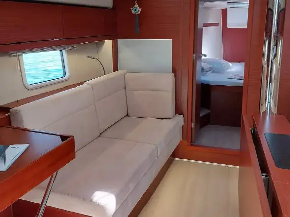 Polynoe, Interior image