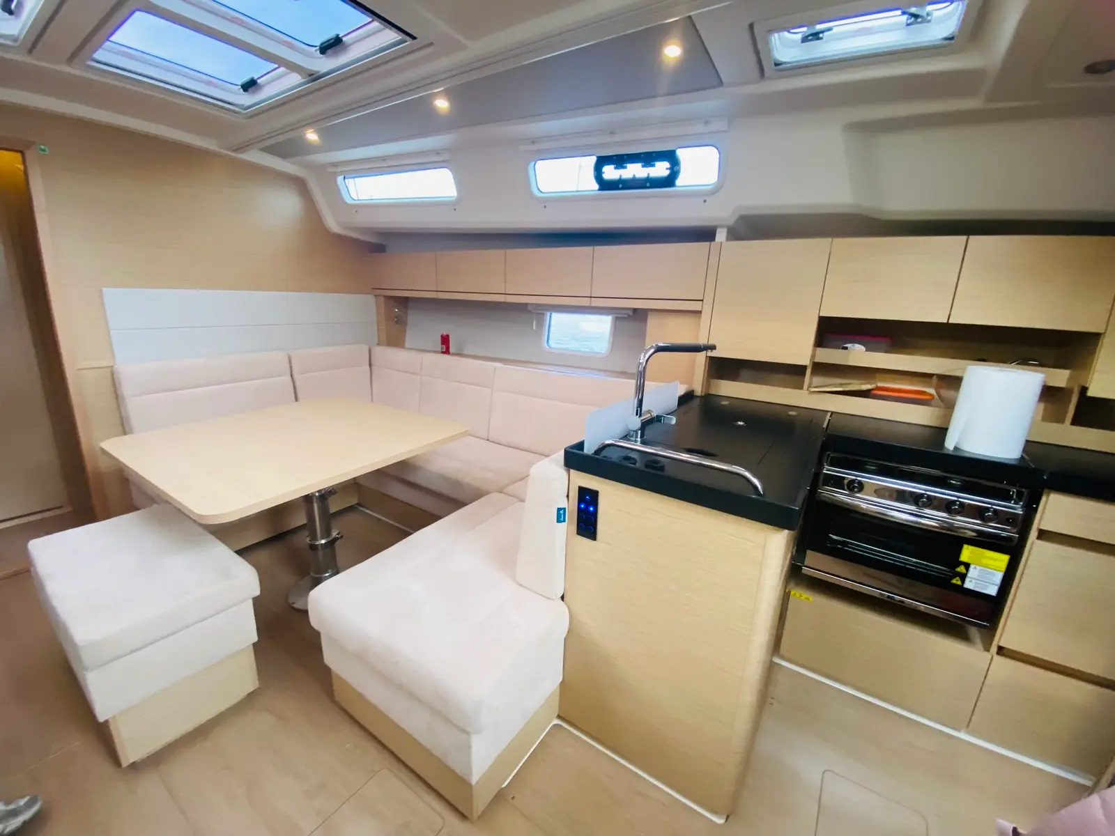 Rogira, Interior image
