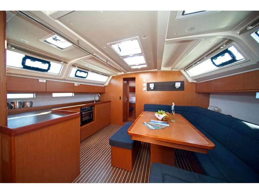 MH 86, Interior image