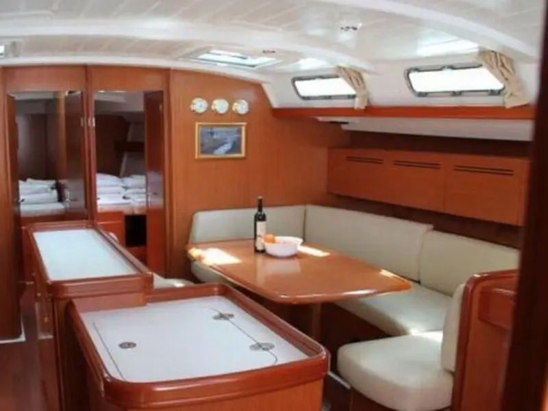 Orion IV, Interior image