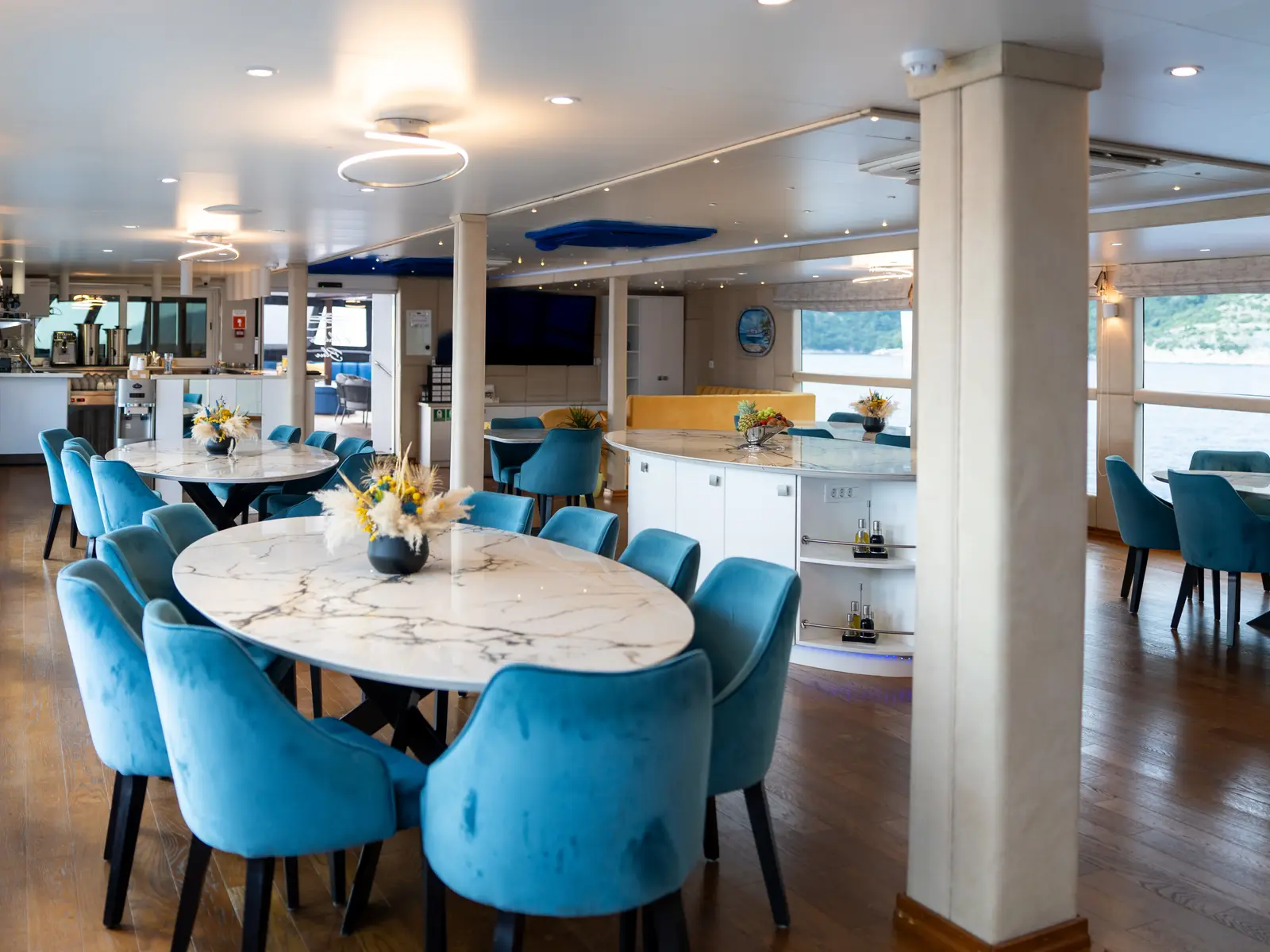Adriatic Blue, Interior image