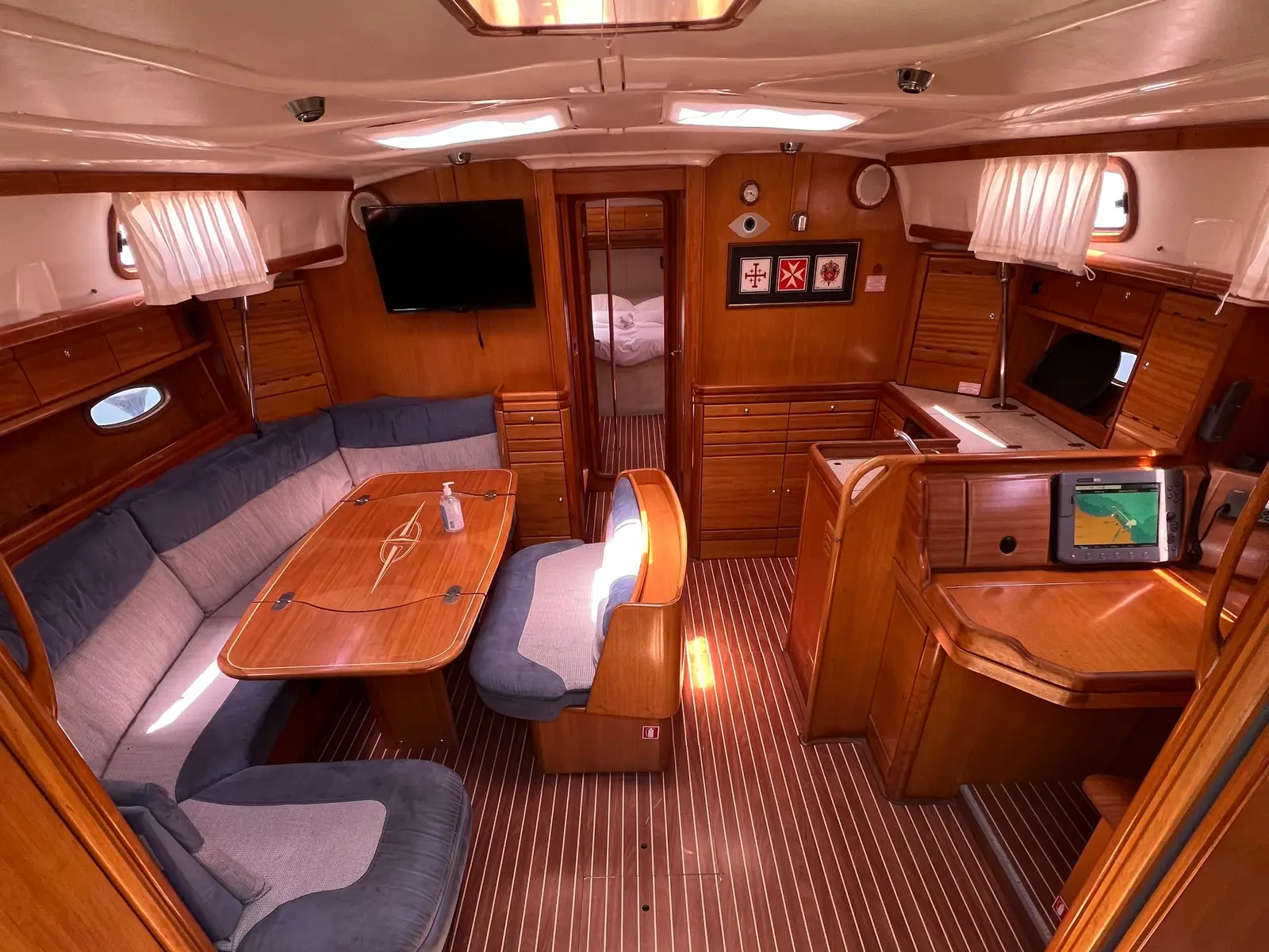 Fare Niente, Interior image