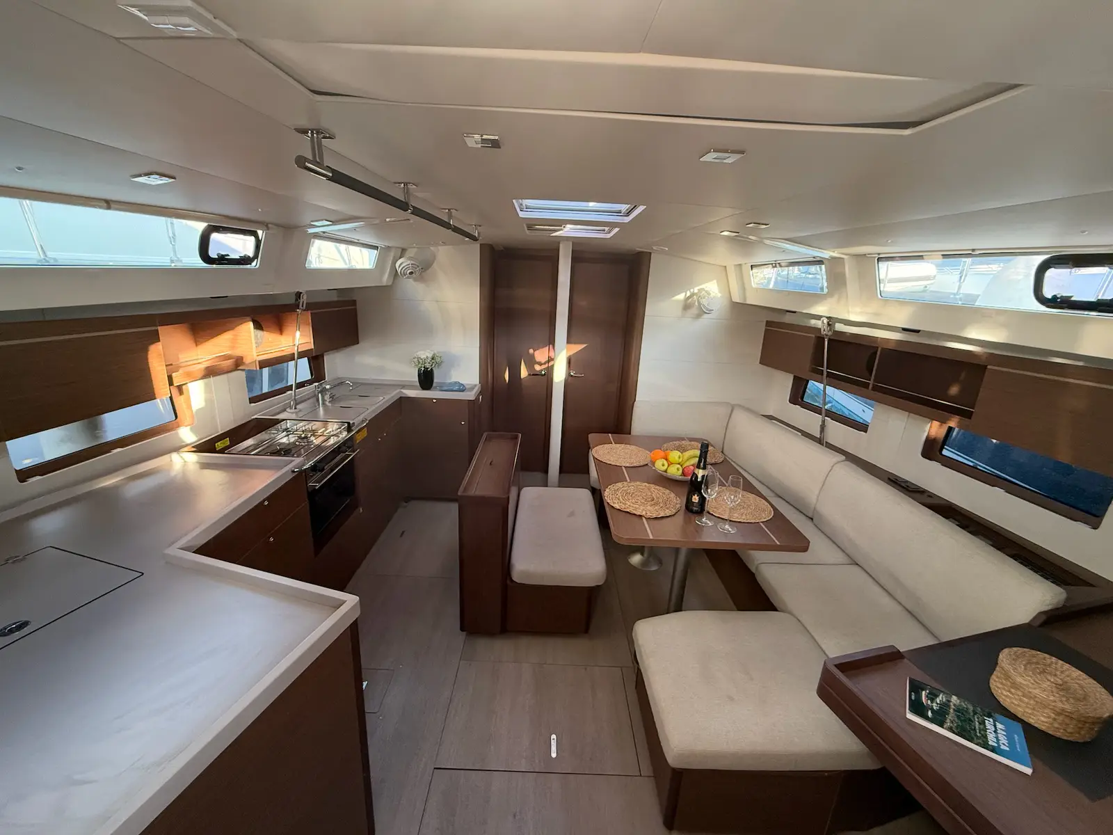 Athena 5, Interior image