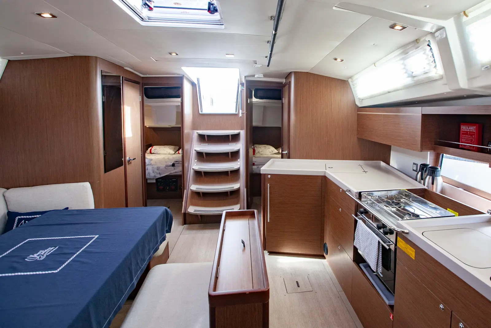BreezY, Saloon