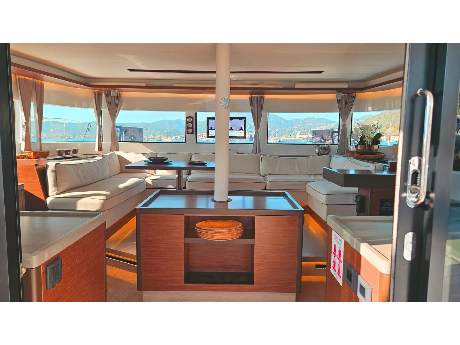 Alchera, Interior image
