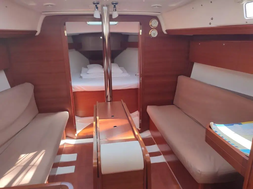 Spinaker, Interior image