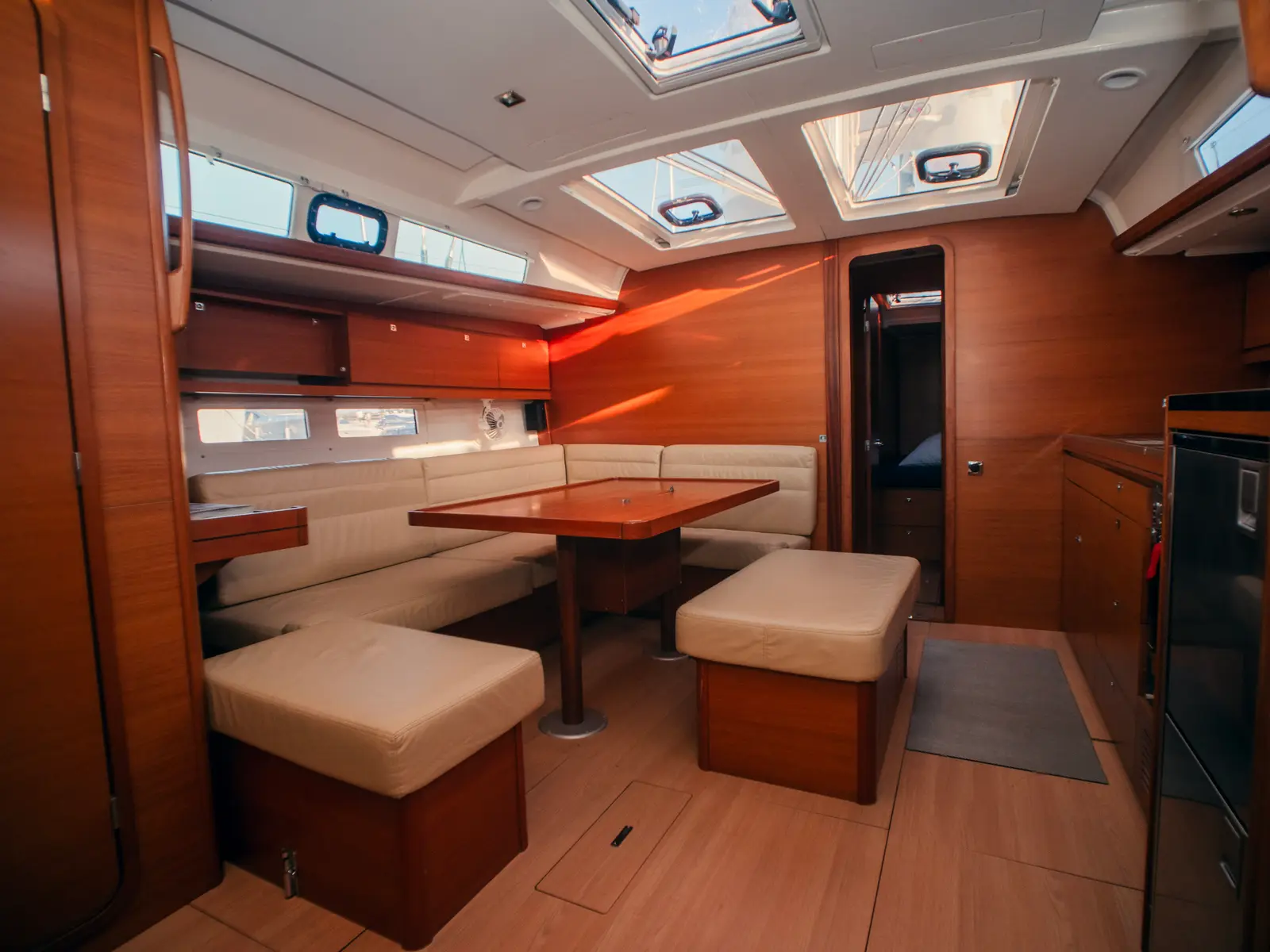Sonia, Interior image