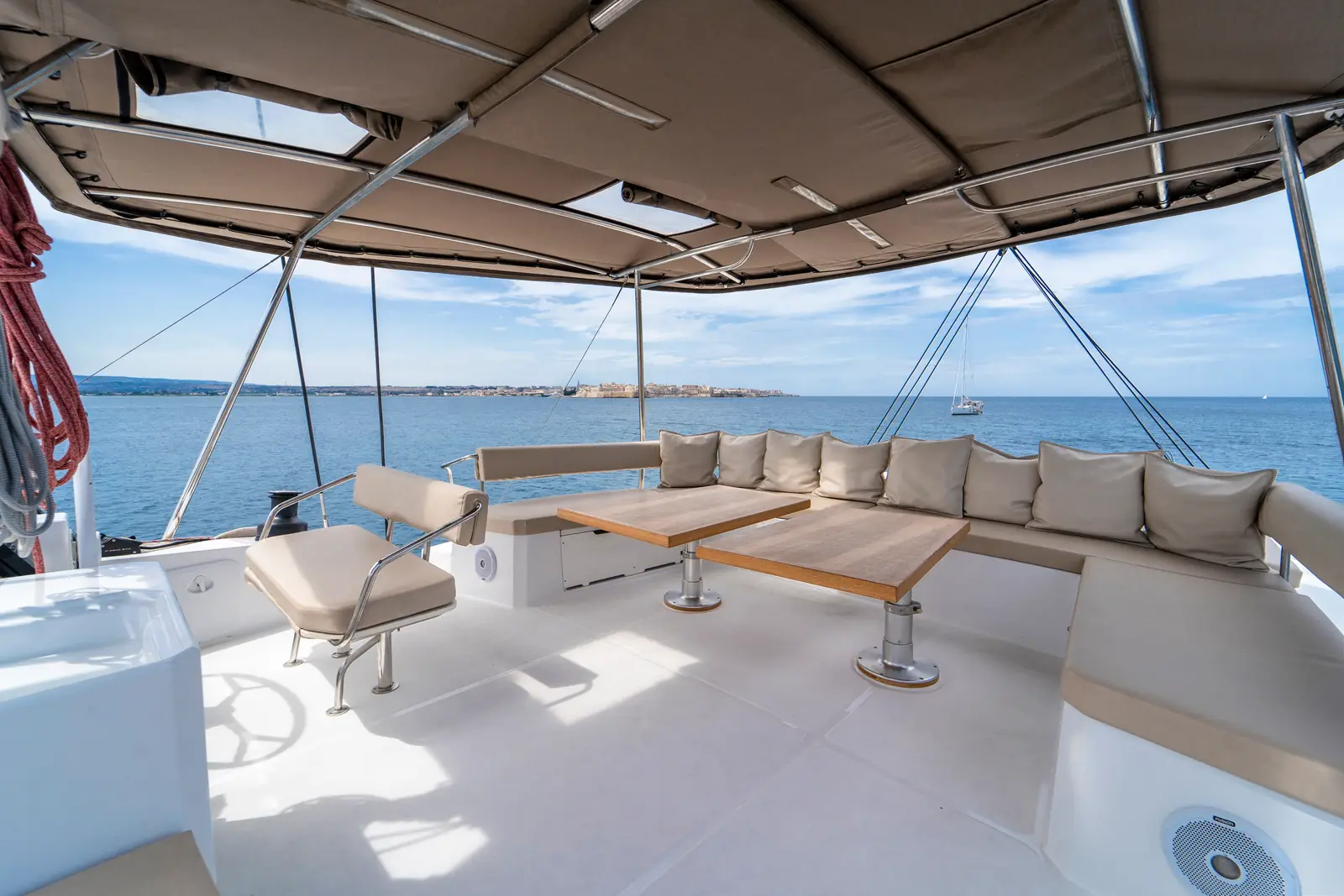 Elena, Flybridge
