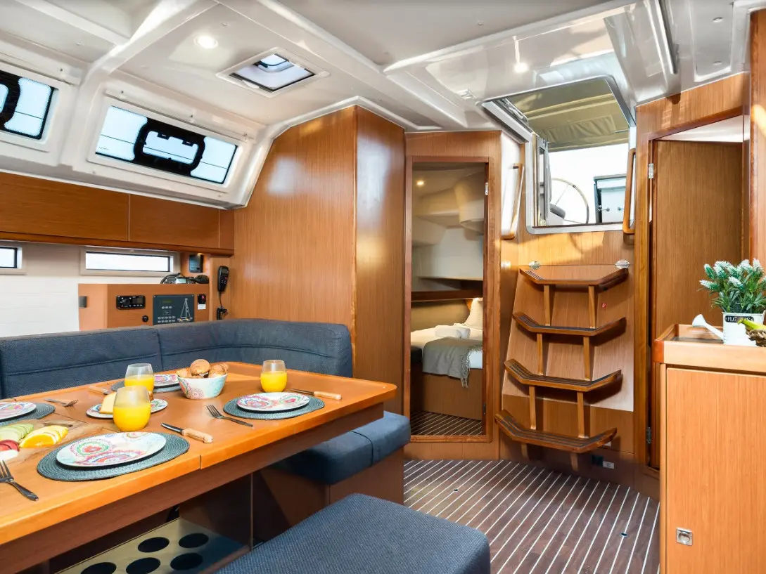 Dolce Vita, Interior image