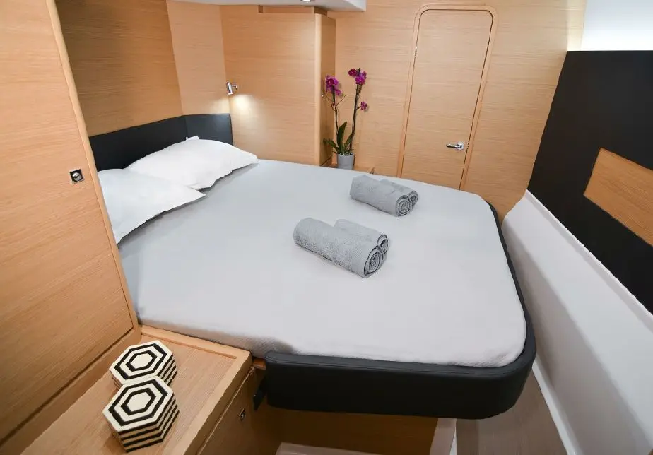Jovy, Cabin