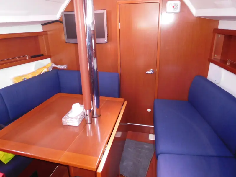 Alibi, Interior image
