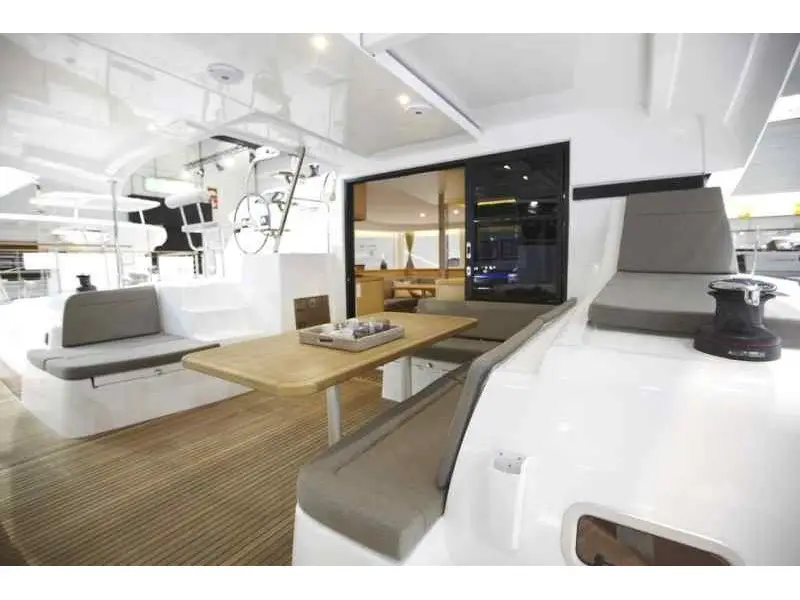Stella, Interior image