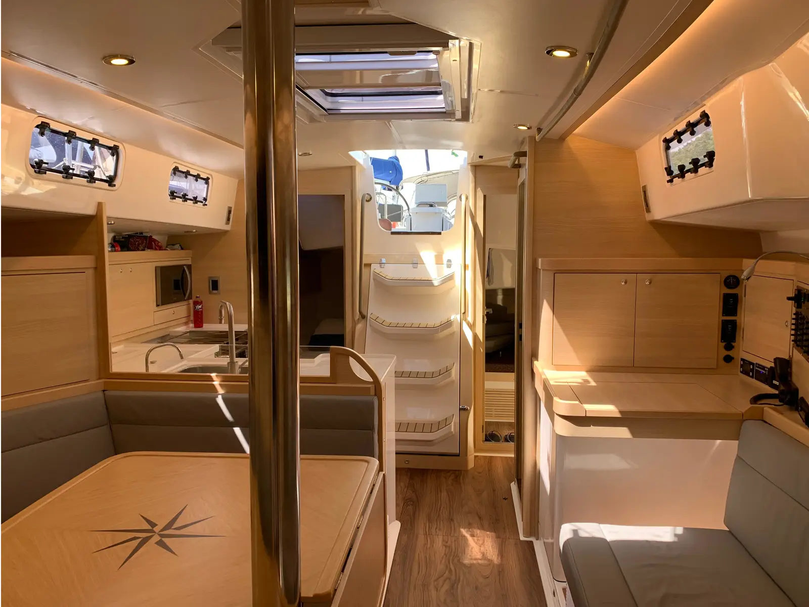 AKANNI II, Interior image