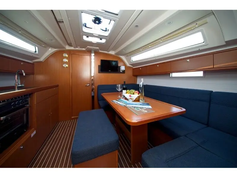 MH 61, Interior image