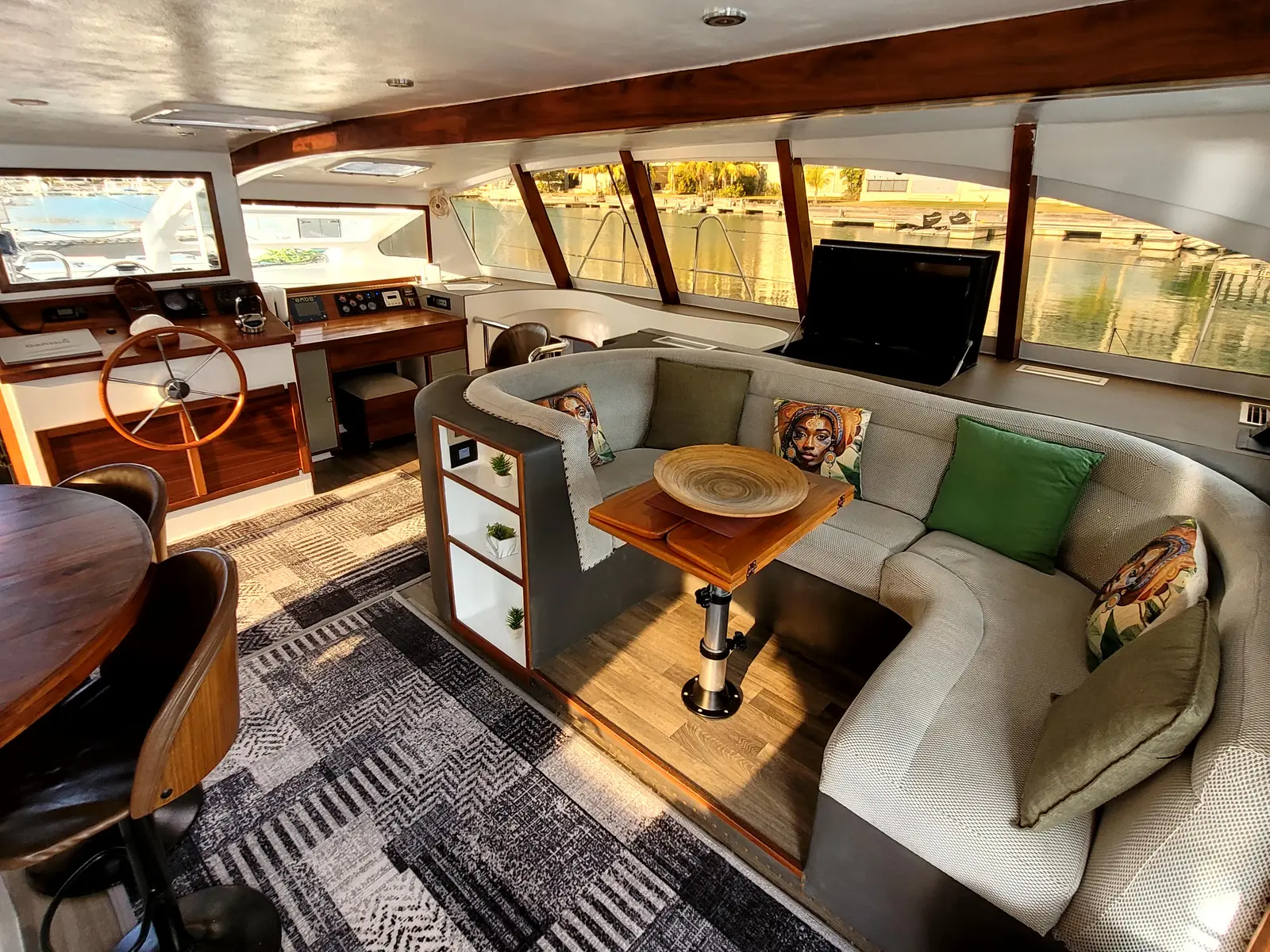 Valerie , Interior image