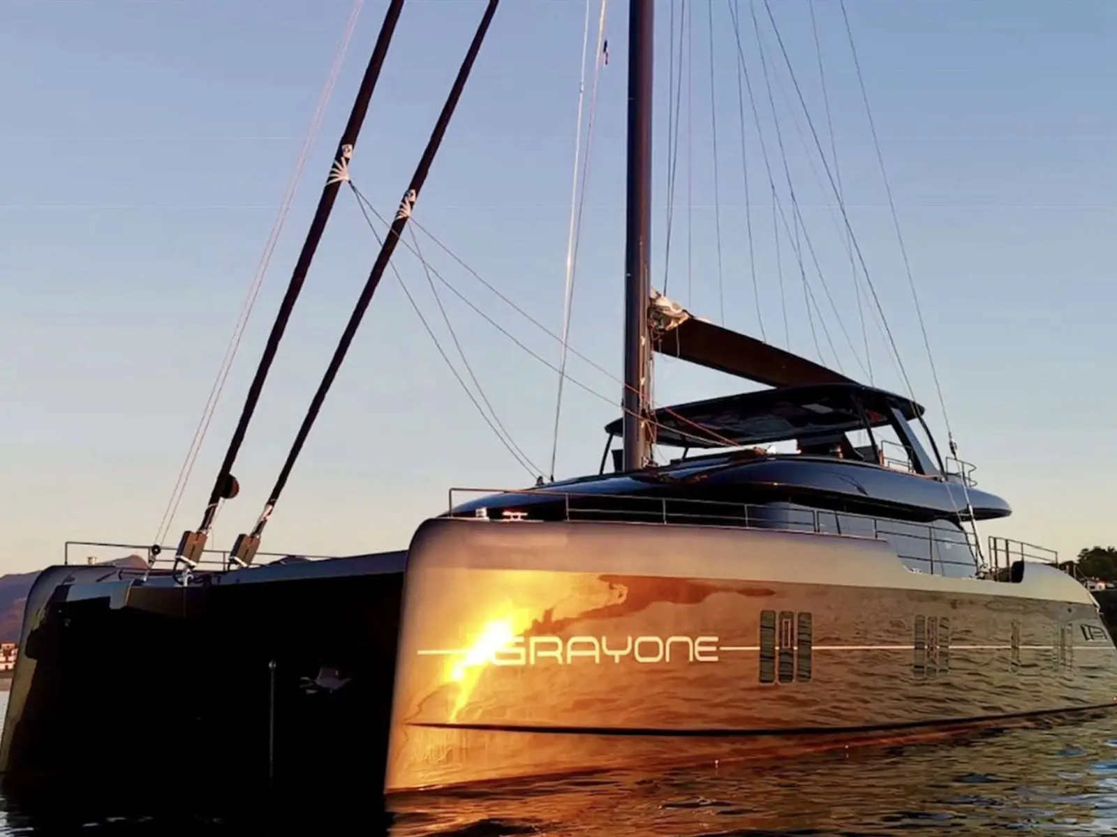 Grayone, Main image