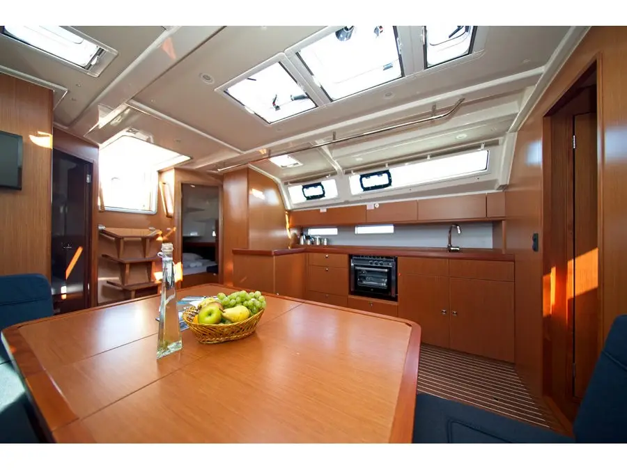 MH 84, Interior image