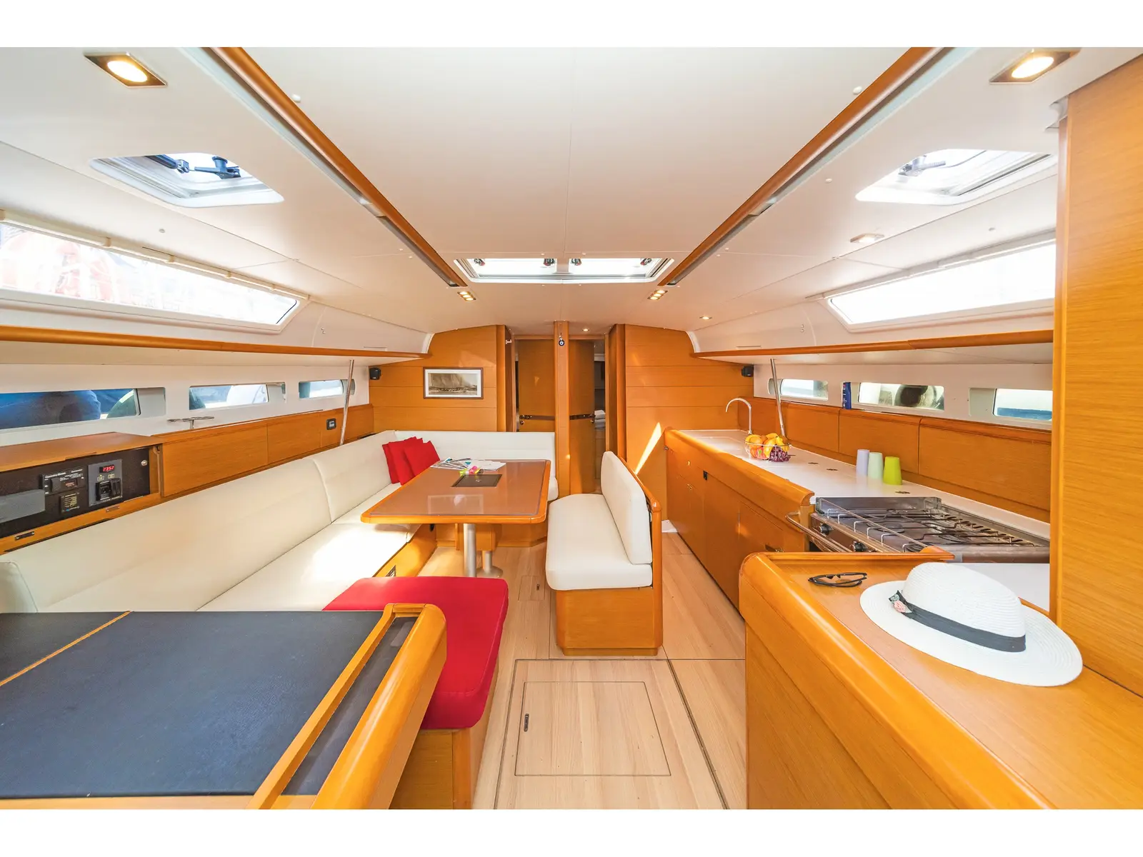 Eva , Interior image