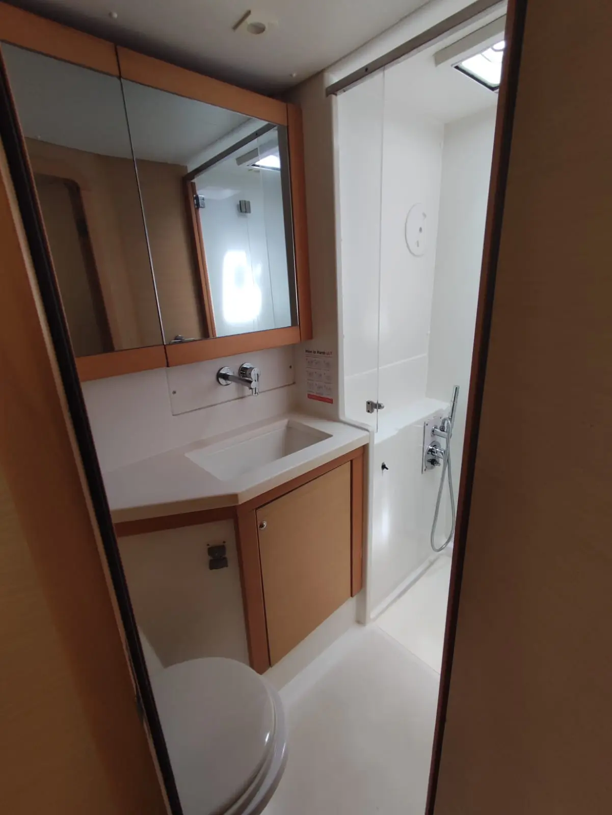 Maui, Bathroom image