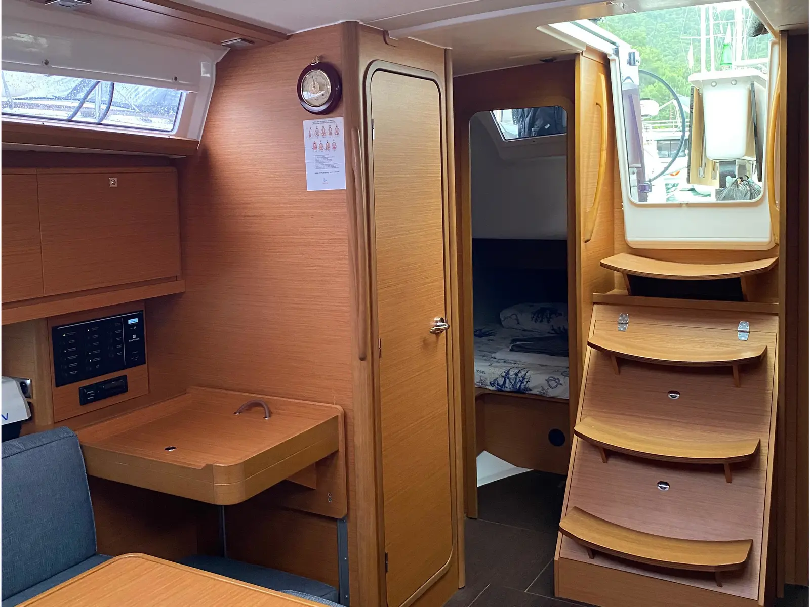 Joy 5, Interior image