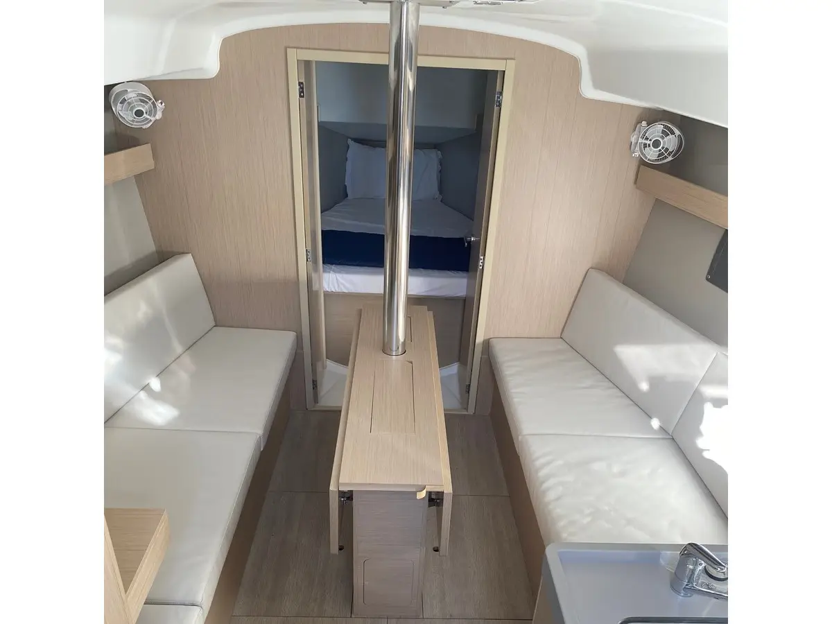 Angelica, Interior image