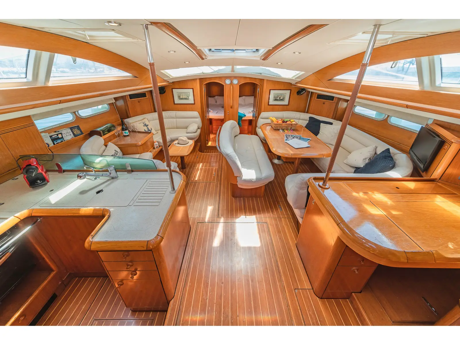 Veni  (ONLY SKIPPERED) , Interior image