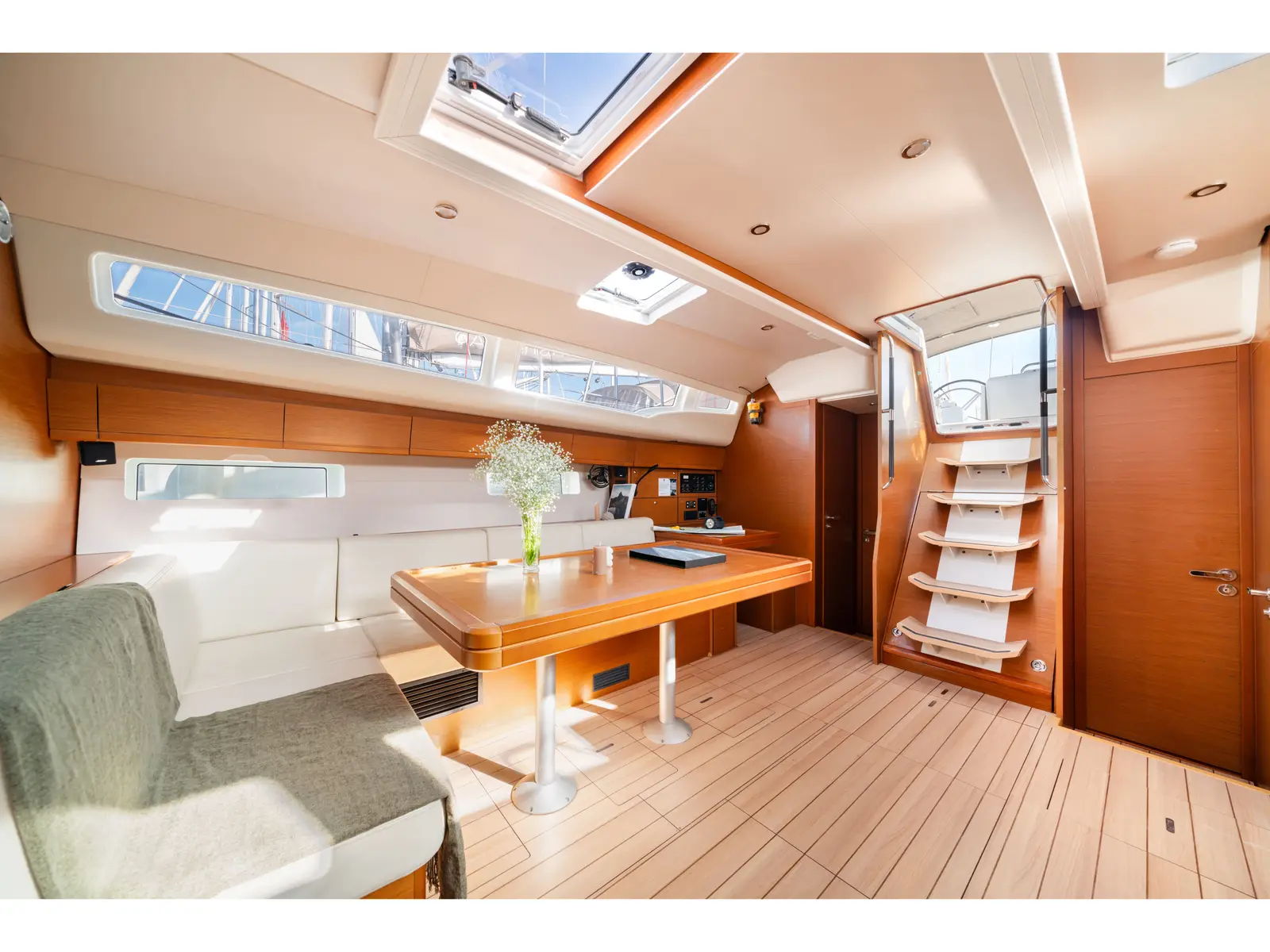 NOBILIS ONE, Interior image