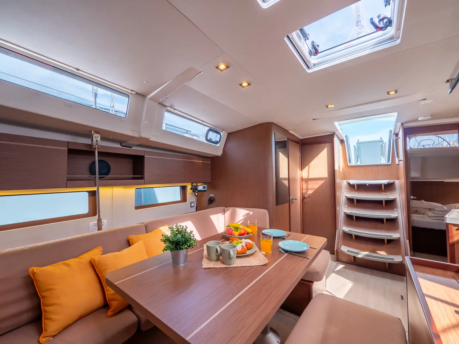 AMORINO, Interior image