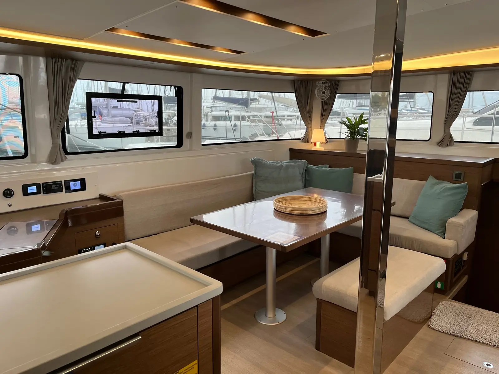 WHITE PEARL, Interior image
