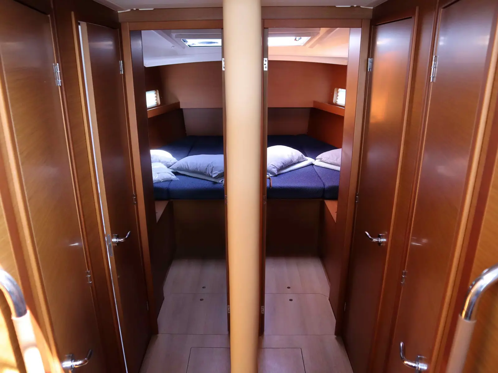 SUN RISE III, Interior image