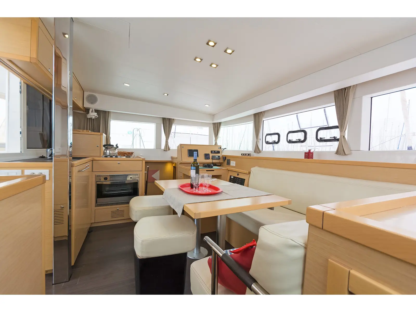 Catanoo, Interior image