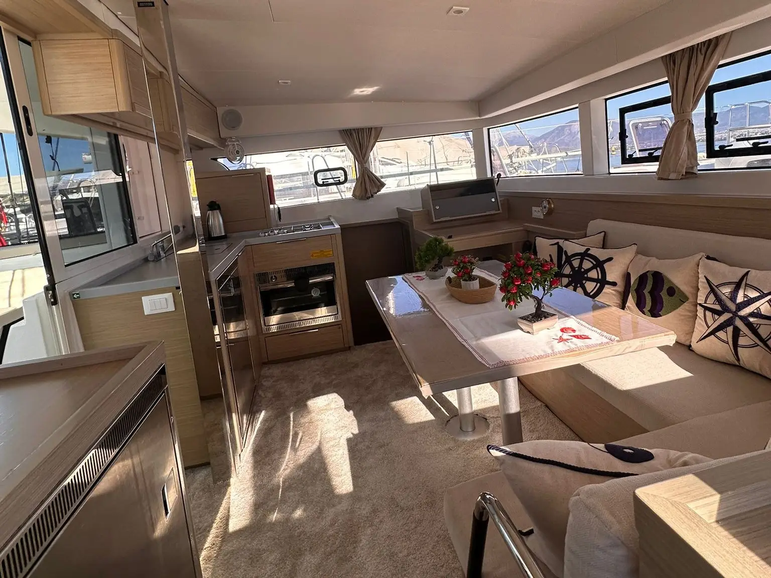 Miber Aries, Interior image