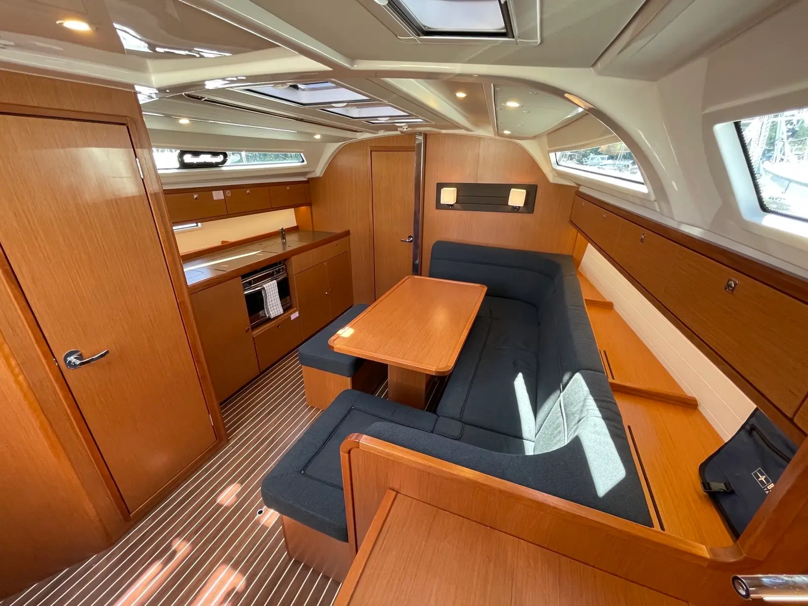 ZEPHYR, Interior image