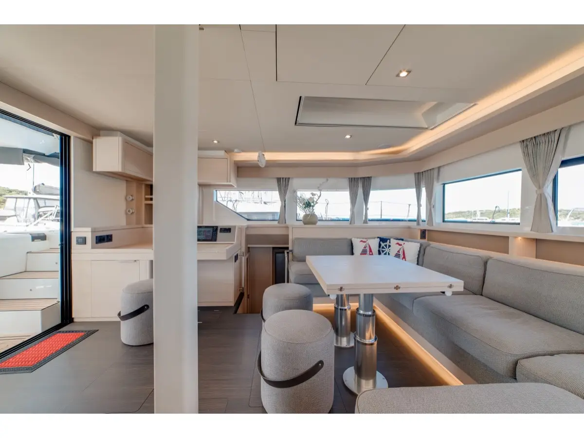 Zeri - FIRST CLASS, Interior image