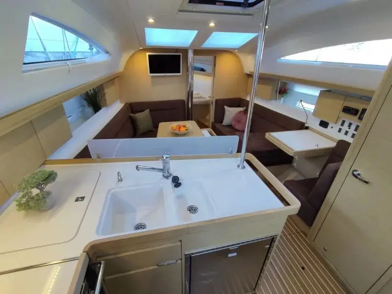 KARLETA, Interior image