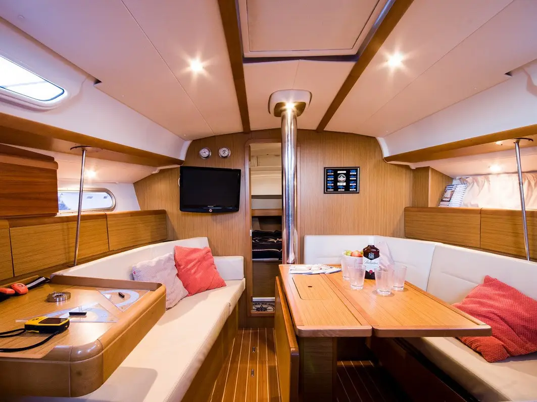 Juna, Interior image