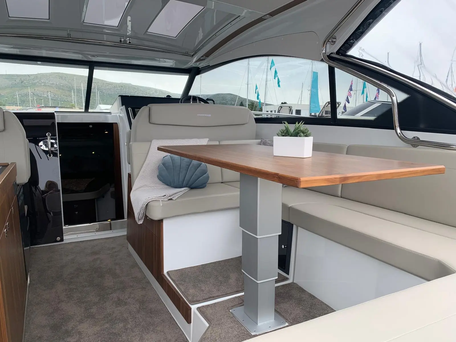 OHANA, cockpit
