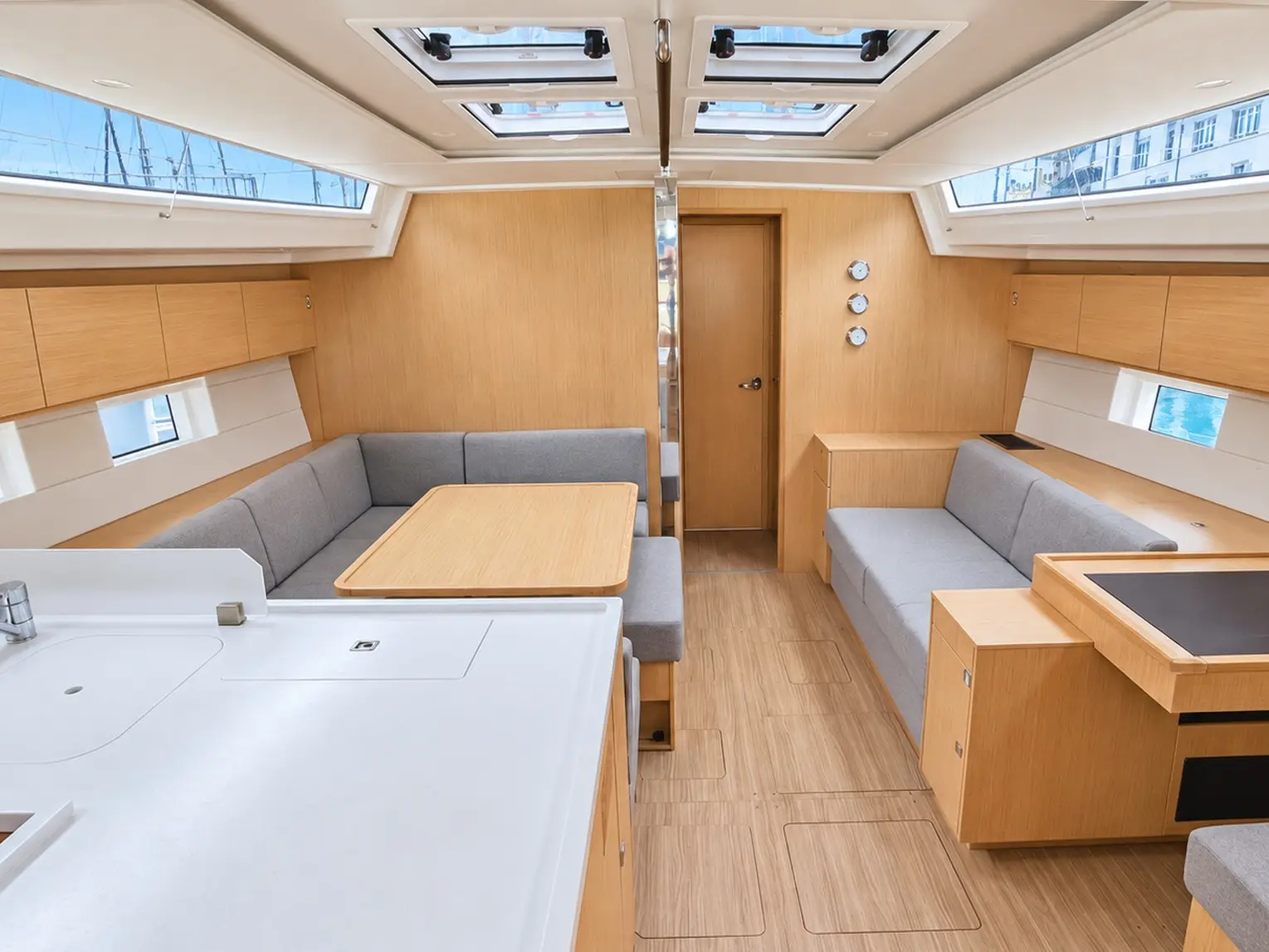 MALENA, Interior image